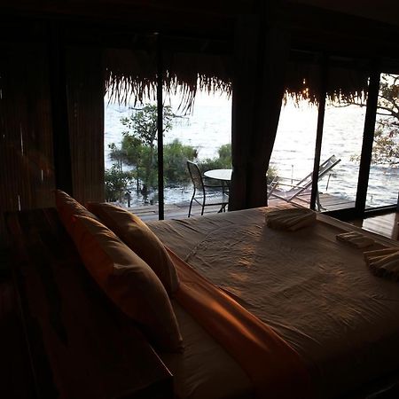 Wetlandcamp บ้านชายเล Phatthalung Buitenkant foto