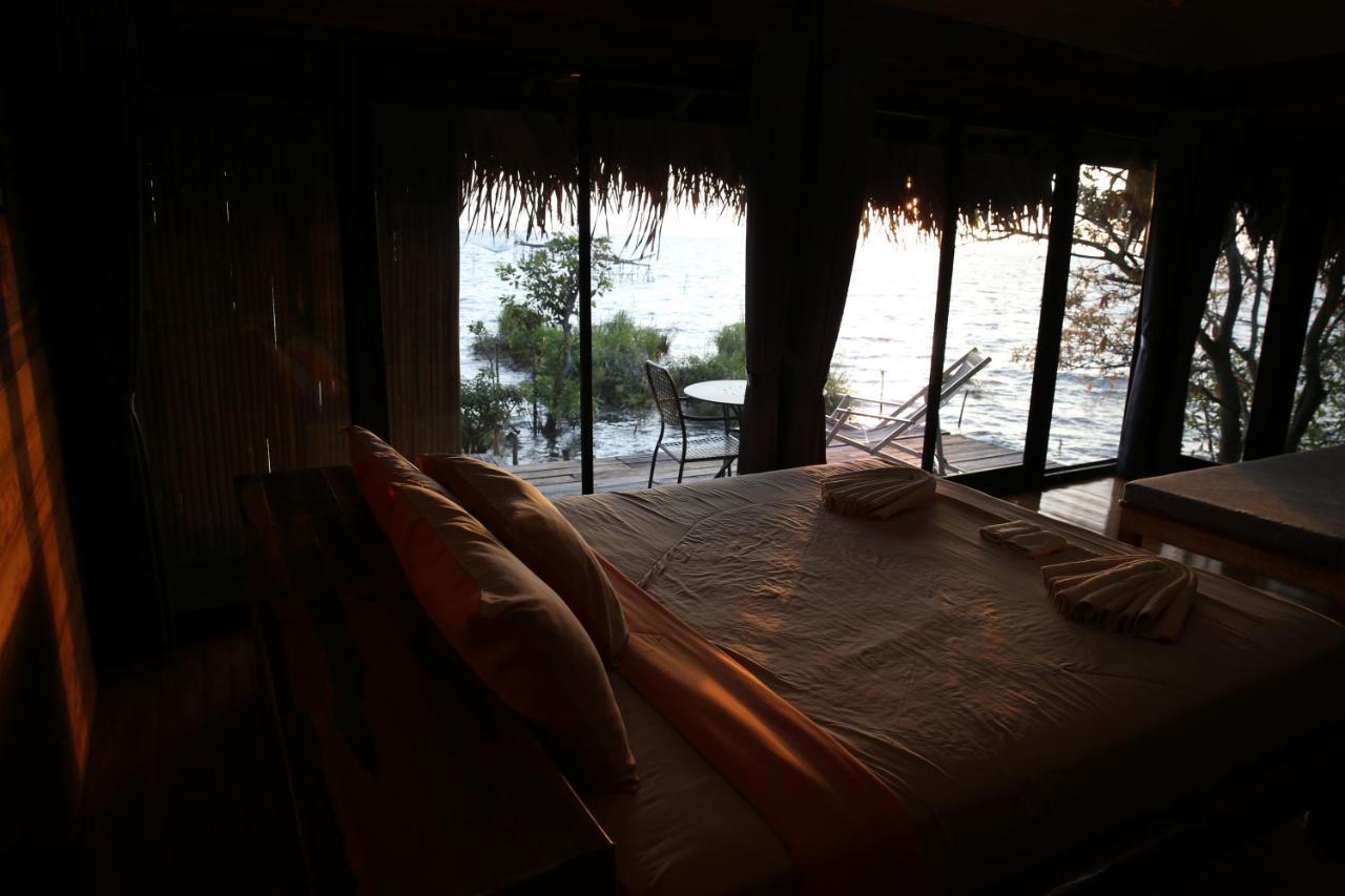 Wetlandcamp บ้านชายเล Phatthalung Buitenkant foto